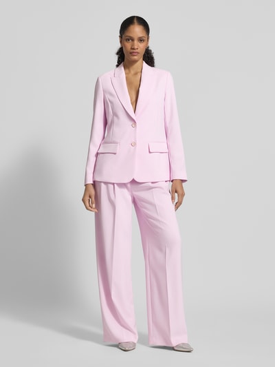Frauenmodel trägt Wide Fit Stoffhose mit Bügelfalten von Marc Cain, zartrosa Material-Mix mit Stretch-Anteil, High-Waist, Ganzkörperansicht von vorne.