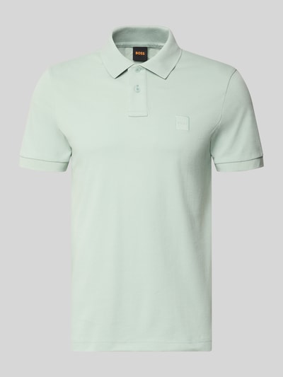 Produktfoto, Regular Fit Poloshirt aus Baumwoll-Mix Modell 'PASSENGER' von BOSS Orange, Optik: Unifarben, Label-Stitching-Applikation, Piqué-Textur, Polokragen, V-Ausschnitt, kurze Knopfleiste, Kurzarm, gerippter Ärmelabschluss, Materialverarbeitung: Baumwolle-Mix, dezentes Hellgrün.