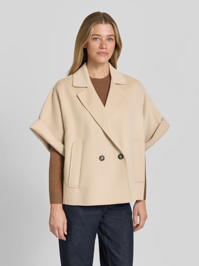 Frauenmodel trägt Regular Fit Kurzmantel aus reiner Schurwolle Modell 'NEO' von Weekend Max Mara, Optik: Unifarben, gebürstet, Reverskragen, doppelter 1-Knopf-Verschluss, Kurzarm mit Umschlag, seitliche Leistentaschen, Materialverarbeitung: gebürstet, Farbe Beige, Ganzkörperansicht von vorne.