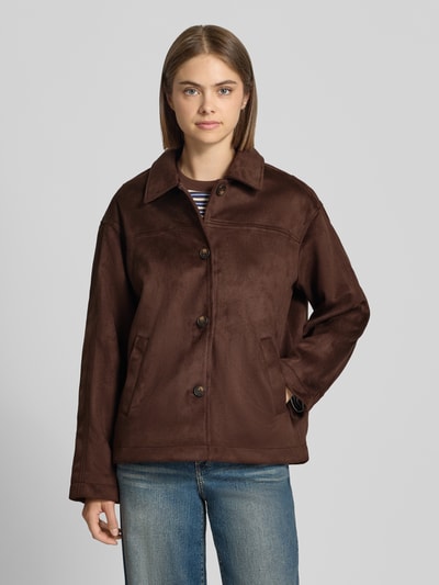 Vrouwenmodel draagt Regular Fit Kunstlederjacke in velourslook model 'CAROLINA' van ONLY, Dames Hemdjacke, donkerbruin, voorkant volledig lichaam.