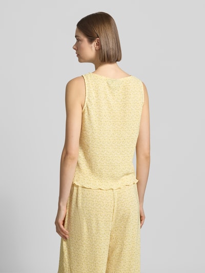 Frauenmodel trägt Regular Fit Tank Top mit Allover-Muster Modell 'FLORA' von Pieces, florale Optik, Materialverarbeitung Plissee, Ganzkörperansicht Rückansicht