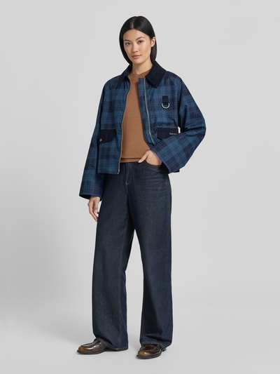 Kobiece modelka trägt Regular Fit Bomberjacke / Blouson aus reiner Baumwolle Modell 'BALTON' von Barbour, w niebieską kratę, damska bomberka/bluzon od Barbour, Ganzkörperansicht von vorne.