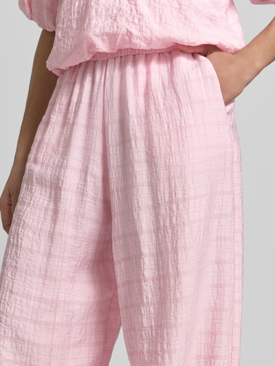 Frauenmodel trägt Stoffhose mit elastischem Bund von Jake*s Casual in Rosa, lockerer Schnitt, Gesäßtaschen, Nahaufnahme Oberkörper.