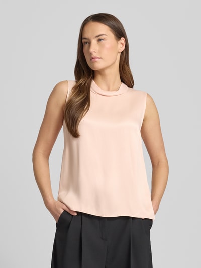 Frauenmodel trägt Regular Fit Blusentop aus reiner Viskose Modell 'BAURINA' von BOSS in Pastellrosa mit Rundhals, Satin-Optik, Ganzkörperansicht von vorne.