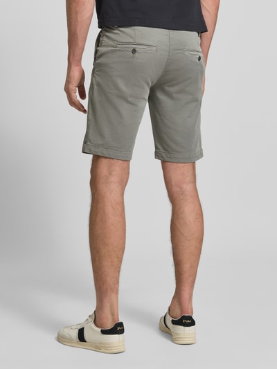Männermodel trägt Bermudas mit Bindegürtel und französischen Eingrifftaschen von MAC aus Baumwoll-Mix mit Stretch-Anteil, Ganzkörperansicht Rückansicht.