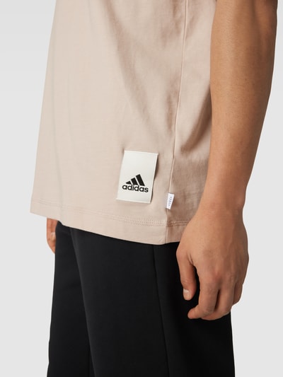 ADIDAS SPORTSWEAR T-shirt z bawełny ekologicznej z prążkowanym, okrągłym dekoltem Orzechowy 3