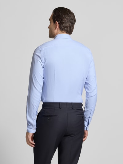 Mężczyznamodel nosi Slim Fit Business-Hemd mit Kentkragen und extra langem Ärmel von Jake*s, błękitny, materiał z domieszką stretchu, krój slim fit, długi rękaw, Kentkragen, długość tyłu w rozmiarze 39/40: 80 cm, szerokość w rozmiarze 39/40: 44 cm, długość rękawa w rozmiarze 39/40: 71 cm, całopostaciowy widok z tyłu.