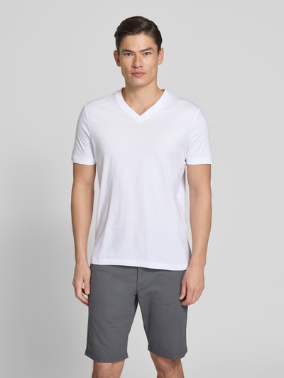 Männermodel trägt Regular Fit T-Shirt aus reiner Baumwolle von s.Oliver RED LABEL, weiß, V-Ausschnitt, Ganzkörperansicht von vorne.