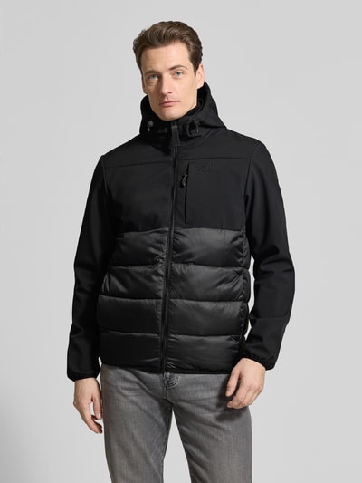 Männermodel trägt Regular Fit Steppjacke mit wasserabweisender Funktion von Tom Tailor Denim in Optik: Unifarben, Material-Mix, Nahaufnahme Oberkörper.