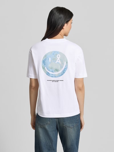 Frauenmodel trägt Regular Fit T-Shirt aus reiner Baumwolle Modell 'TARJAA' von Armedangels, Optik: Unifarben, Motiv-Print, Logo-Stitching, Rundhals, Kurzarm, Jersey, Ganzkörperansicht Rückansicht.