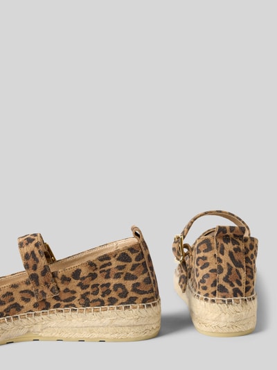 Produktfoto, Ballerinas im Animal-Look Modell 'BALLERINE LEO' von Espadrij, braun mit Leopardenmuster, runde Spitze, Riemen mit Dornschließe, Absatz 3 cm, geflochtener Sohlenrand, bei Größe 40 Schafthöhe 6 cm, Schaftweite 18 cm, strukturierte Oberfläche