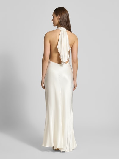 Frauenmodel trägt Abendkleid aus reiner Viskose mit Neckholder Modell 'THENA' von Bardot in Satin mit Maxilänge, Ganzkörperansicht Rückansicht.