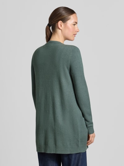 Frauenmodel trägt Strickjacke aus Viskose-Mix von VILA in Taillierter Passform mit gerippten Abschlüssen, Rückenlänge 81 cm, Ganzkörperansicht Rückansicht.