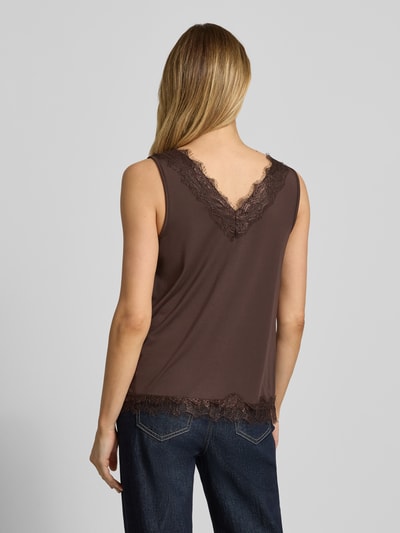 Vrouwenmodel draagt Regular fit top met kanten details model 'Bicco' van FREE/QUENT, mouwloos, V-hals, elastische materiaalmix, ruglengte 40 cm, bruin, volledige rugaanzicht.