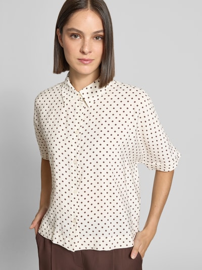 Kobiece model prezentuje bluzkę z krótkim rękawem w grochy, kremowe tło, gładka tekstura, Regular Fit Kurzarmbluse aus Modal-Mix Modell 'Farise polkadot' od OPUS, Ganzkörperansicht von vorne, damska bluzka z krótkim rękawem od OPUS.