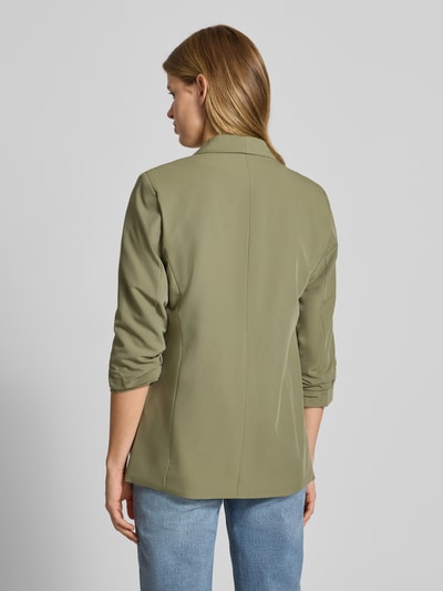 Frauenmodel trägt Blazer mit Schalkragen von PIECES, lockere Passform, Unifarbenes-Design, Gelegte Falten, Ganzkörperansicht Rückansicht.