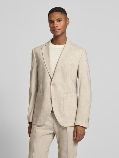 Männermodel trägt Slim Fit 2-Knopf-Sakko mit Viskose-Anteil Modell 'DATI' von CINQUE in Beige, Elastischer-Material-Mix, Reverskragen, 2-Knopf-Leiste, aufgesetzte Eingrifftaschen, Brusttasche, Ganzkörperansicht von vorne.