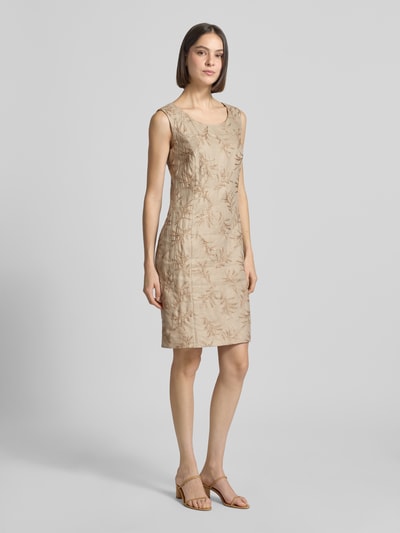 Kobiece model prezentuje Knielanges Etuikleid mit Stitchings od WHITE LABEL w beżowym kolorze z haftami, prosty krój, długość do kolan, okrągły dekolt, szerokość w rozmiarze 36: 42 cm, długość tyłu w rozmiarze 36: 99 cm, widok całej sylwetki z przodu.