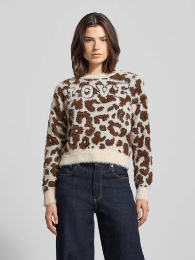 Vero Moda Sweter z dzianiny o kroju regular fit ze wzorem na całej powierzchni model ‘JUNGLE’ Écru 4