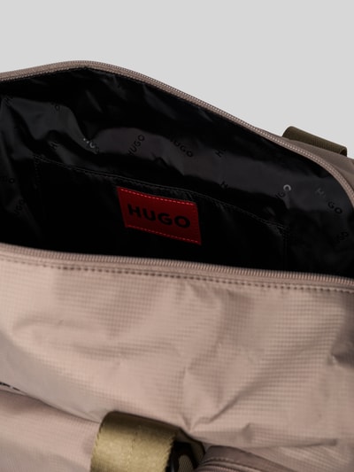 Produktfoto, Weekender mit Reißverschlusstaschen Modell 'EVERETT' von HUGO, Mehrfarbig, Optik: mehrfarbig, Reißverschluss, Henkel, Schulterriemen, Logo-Print aus Silikon, glatte und strukturierte Textur im Inneren.