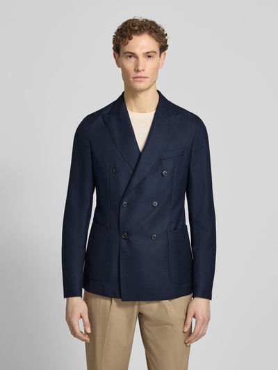 Männermodel trägt Slim Fit Sakko aus reiner Schurwolle Modell 'C-Henry-DB-2626' von BOSS in Melange-Optik, Ganzkörperansicht von vorne.