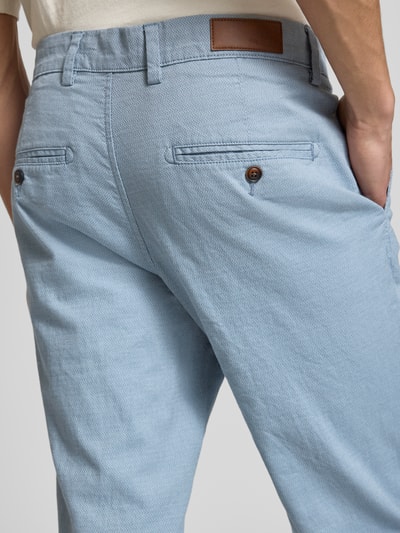 Männermodel trägt Straight Fit Stoffhose aus Baumwoll-Mix Modell 'MARCO FURY' von Jack & Jones, blauw, detailopname achterkant