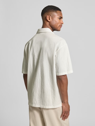 Männermodel trägt Regular Fit Freizeithemd aus reiner Baumwolle von JAKE*S STUDIO MEN in Creme mit Reverskragen und floralen Zier-Applikationen, Ganzkörperansicht Rückansicht.