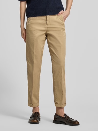 Frauenmodel trägt MAC Chino mit Eingrifftaschen aus Baumwoll-Elasthan-Mix in Beige, Regular Fit, lässige Textur, Ganzkörperansicht von vorne.