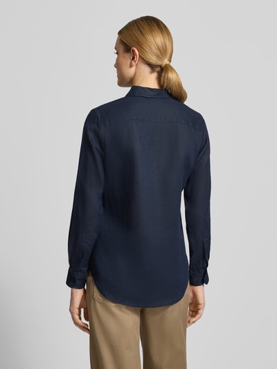 Frauenmodel trägt Relaxed Fit Leinenhemd aus reinem Leinen von Lauren Ralph Lauren in Dunkelblau, unifarben, langarm, Ganzkörperansicht Rückansicht.