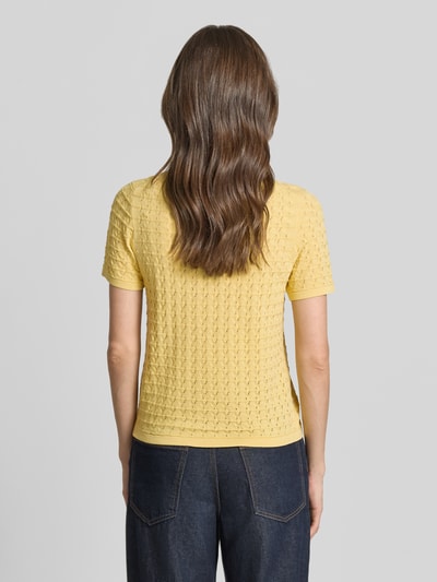 Frauenmodel trägt Strickshirt aus Viskose-Mix mit Rundhalsausschnitt von Jake*s Collection, gelb, Strukturmuster, Regular-Fit, Rückenlänge 51 cm, Ärmellänge 20 cm, Ganzkörperansicht Rückansicht.