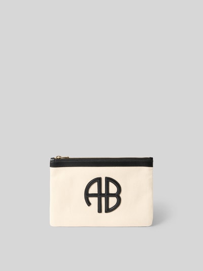 Produktfoto, Pouch mit Logo-Detail von Anine Bing in Creme mit schwarzem Kontrast-Besatz, Strukturmuster, Hauptfach mit Reißverschluss, Steckfach auf der Innenseite, Maße 26x18x1 cm.