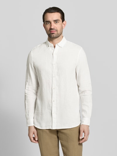 Męski model nosi Regular Fit Leinenhemd mit Button-Down-Kragen von Scotch & Soda, len, krój regular fit, listwa guzikowa, długość tyłu w rozmiarze M: 76 cm, szerokość w rozmiarze M: 44 cm, długość rękawów w rozmiarze M: 64 cm, jasny kolor, widoczne faktury tkaniny, gładka powierzchnia, pełen widok z przodu.