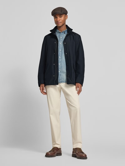 Männermodel trägt Regular Fit Hemdjacke mit Stehkragen von Barbour in Optik: Unifarben, Zweiwege-Reißverschluss, Ganzkörperansicht von vorne.