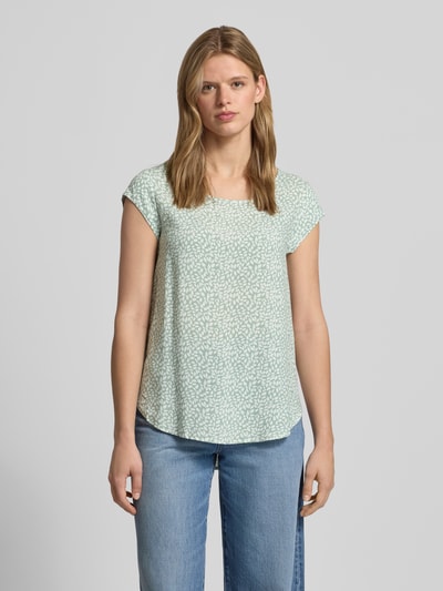 Kobiece modelka nosi Regular Fit Blusenshirt aus reiner Viskose Modell 'NOVA' von Only, efekt: wzór na całej powierzchni, okrągły dekolt, krótki rękaw, zaokrąglone wykończenie, dekolt na plecach: wycięcie w kształcie łezki, materiał: wiskoza. Ganzkörperansicht von vorne.