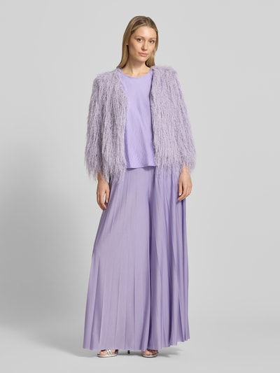 Frauenmodel trägt Wide Fit Stoffhose in Falten-Optik Modell 'Samantha' von GUIDO MARIA KRETSCHMER WOMAN, fliederfarben, Damen Stoffhose, elastischer Bund, Bundweite bei Größe 36: 36 cm, Innenbeinlänge 75 cm, Ganzkörperansicht von vorne.