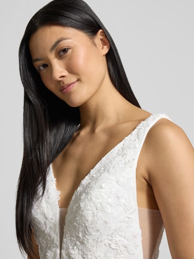 Vrouwenmodel draagt Brautkleid mit Herz-Ausschnitt van Mascara, wit, getailleerd, sierafwerking, ondoorzichtig, Nahaufnahme bovenlichaam.