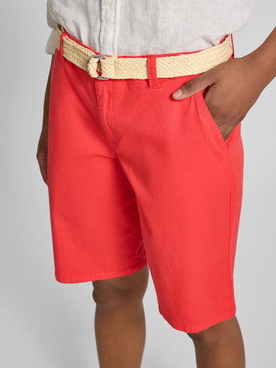 Frauenmodel trägt Bermudas mit Gürtel Modell 'ROVENA' von Soyaconcept aus Baumwoll-Elasthan-Mix in Regular-Fit, Nahaufnahme Oberkörper.