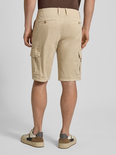Männermodel trägt Bermudas mit Cargotaschen von bugatti in Beige, Regular Fit, Gesäß- und Cargotaschen, Rückansicht, Ganzkörperansicht.