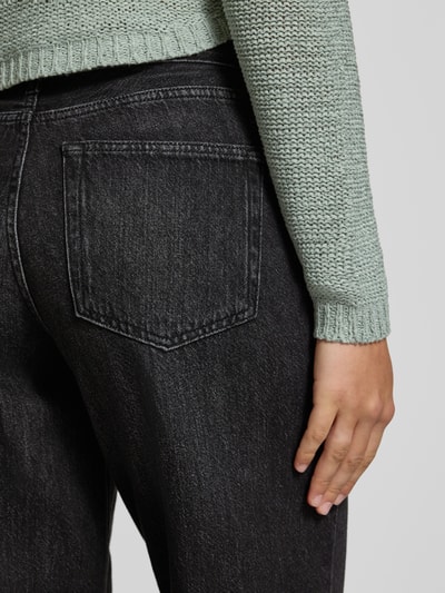 Vrouwenmodel draagt Loose Fit Jeans uit pure katoen Model 'TOLEDO' van ONLY, kleur donkergrijs, detailopname achteraan, dames wide & loose fit jeans van ONLY.