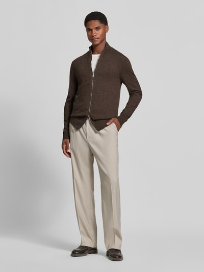 Männermodel trägt Jacke aus Baumwoll-Mix in Strick-Optik von Profuomo in Braun mit Stehkragen, Reißverschluss, schmale Passform, Ganzkörperansicht von vorne. Baumwoll-Mix mit Modal-Anteil, gerippte Abschlüsse, Rückenlänge 73 cm, Ärmellänge 73 cm.