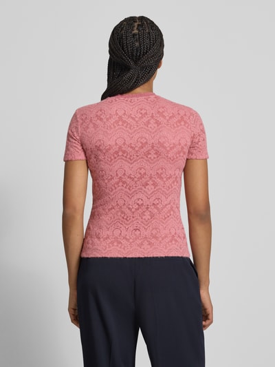 Frauenmodel trägt T-Shirt aus Spitze mit Rundhalsausschnitt von Jake*s Collection, rosa Material-Mix mit Stretch-Anteil, Slim-Fit, Rückenlänge 55 cm, Ganzkörperansicht Rückansicht.