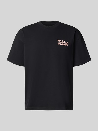 Produktfoto, schwarzes T-Shirt mit Label-Print von Dickies, reine Baumwolle, Regular Fit, Rundhalsausschnitt, glatte Stoffstruktur