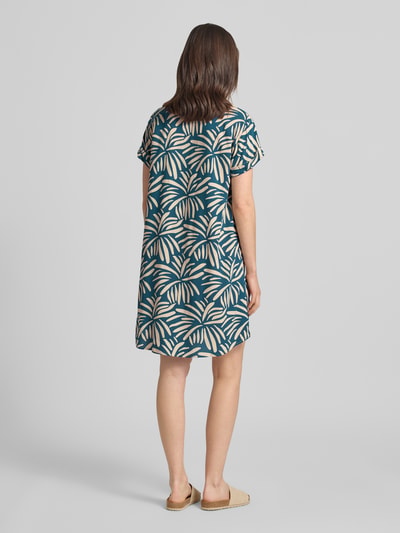 Kobiece modelka nosi Relaxed Fit Kleid aus reiner Viskose Modell 'Mary' od ZABAIONE, florystyczny print, tunikowy dekolt, krótki rękaw, tył sukienki, długość tyłu 94 cm, szerokość w rozmiarze S: 52 cm, długość rękawa 18 cm, widok całej sylwetki od tyłu