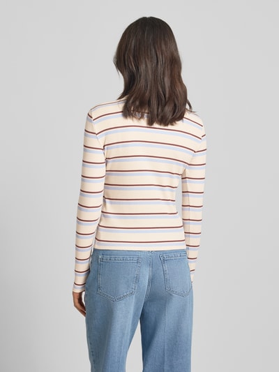 Frauenmodel trägt Slim Fit Langarmshirt aus Baumwoll-Mix Modell 'KATIE' von Vero Moda, Optik: mehrfarbig, Muster: gestreift, Feinstrick, Ganzkörperansicht Rückansicht.