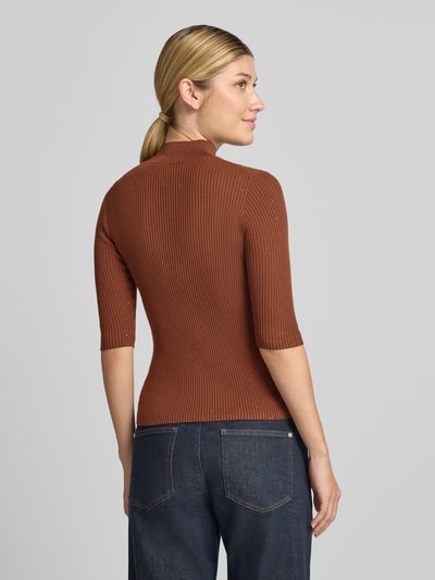 Frauenmodel trägt Slim Fit Pullover mit Stehkragen Modell 'GALLO' von Marella, glitzernde, braune Feinripp-Struktur, halbärmelig, Rückenansicht, Damen Pullover Kontext integriert.