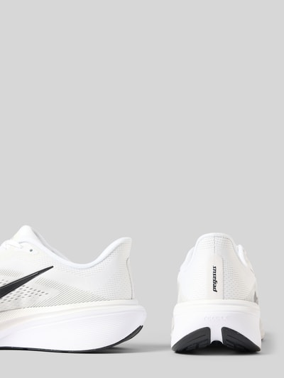 Produktfoto, Herren Sneaker mit Logo-Print, abgerundete Passform, Schnürverschluss, Modell 'Pegasus' von Nike, Absatzhöhe 5 cm, Schafthöhe 6 cm, Schaftweite 10 cm, weiße Oberfläche mit schwarzen Details, glatte und strukturierte Texturen.