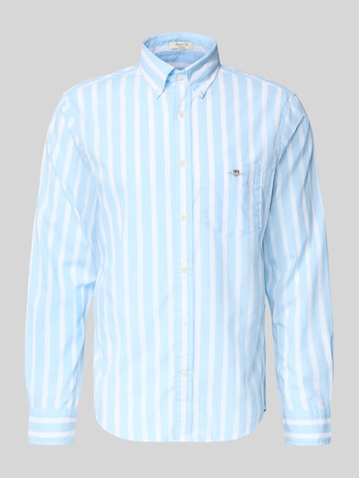 Produktfoto, Slim Fit Freizeithemd mit Brusttasche von Gant in Hellblau mit weißen Streifen, reine Baumwolle, Button-Down-Kragen, glatte Struktur.
