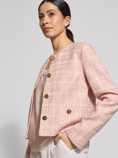 Modelka nosi Regular Fit Blazer in Bouclé-Optik von Christian Berg Woman Selection, bawełniano-wiskozowa tkanina bouclé, różowa mozaika, okrągły dekolt, listwa guzikowa, szerokość w rozmiarze 36: 47 cm, długość tyłu 49 cm, długość rękawa 63 cm, ujęcie z przodu do pasa.