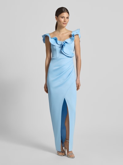 Frauenmodel trägt Slim Fit Maxikleid mit Gehschlitz von Lipsy in Hellblau, Elastischer-Material-Mix, Raffungen, Ärmelloses-Design, Ganzkörperansicht von vorne.