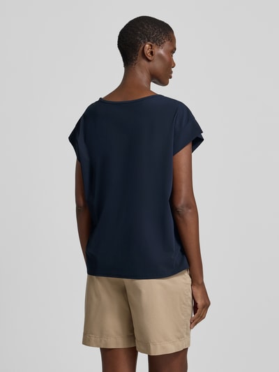 Frauenmodel trägt Damen T-Shirt mit Rundhalsausschnitt Modell 'GRIT' von Raffaello Rossi, dunkelblau, Relaxed-Fit, Material-Mix mit Stretch-Anteil, Rückenlänge bei Größe 36: 58 cm, Ganzkörperansicht Rückansicht.